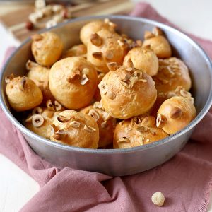 Gougères au morbier et noisette