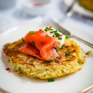 Galettes de pommes de terre au saumon fumé